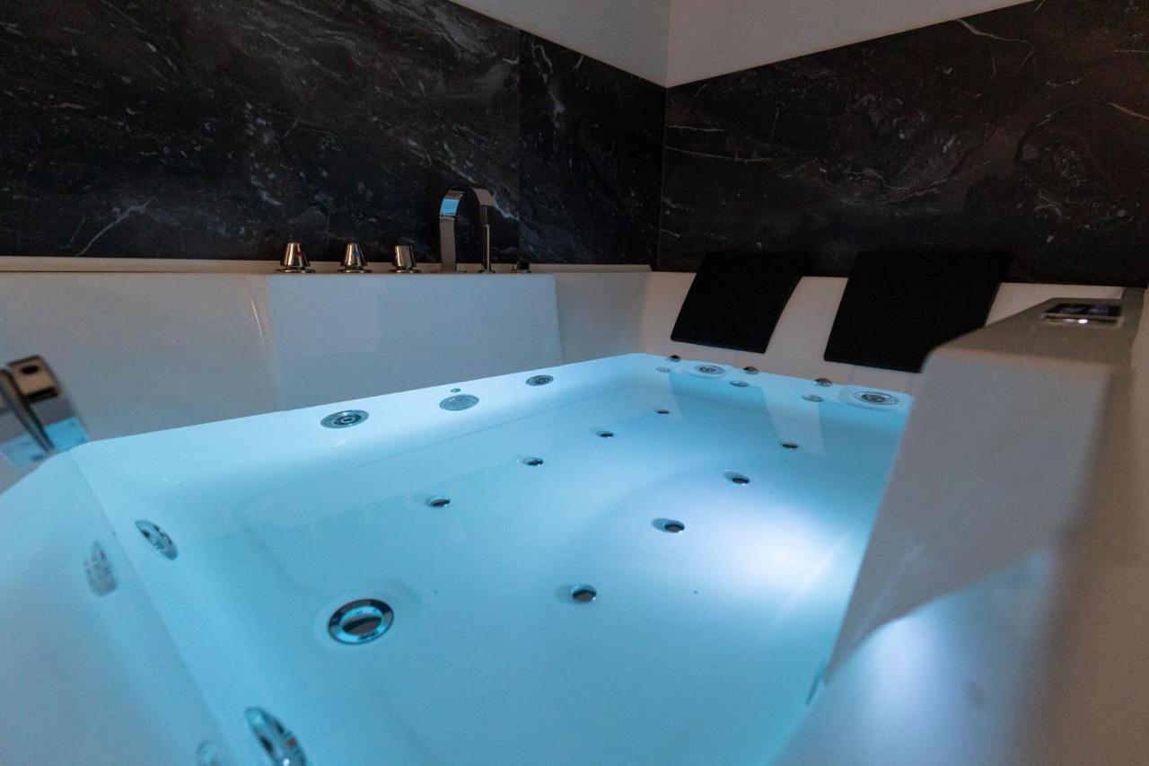 B&B Chiaro Di Luna 바를레타 외부 사진